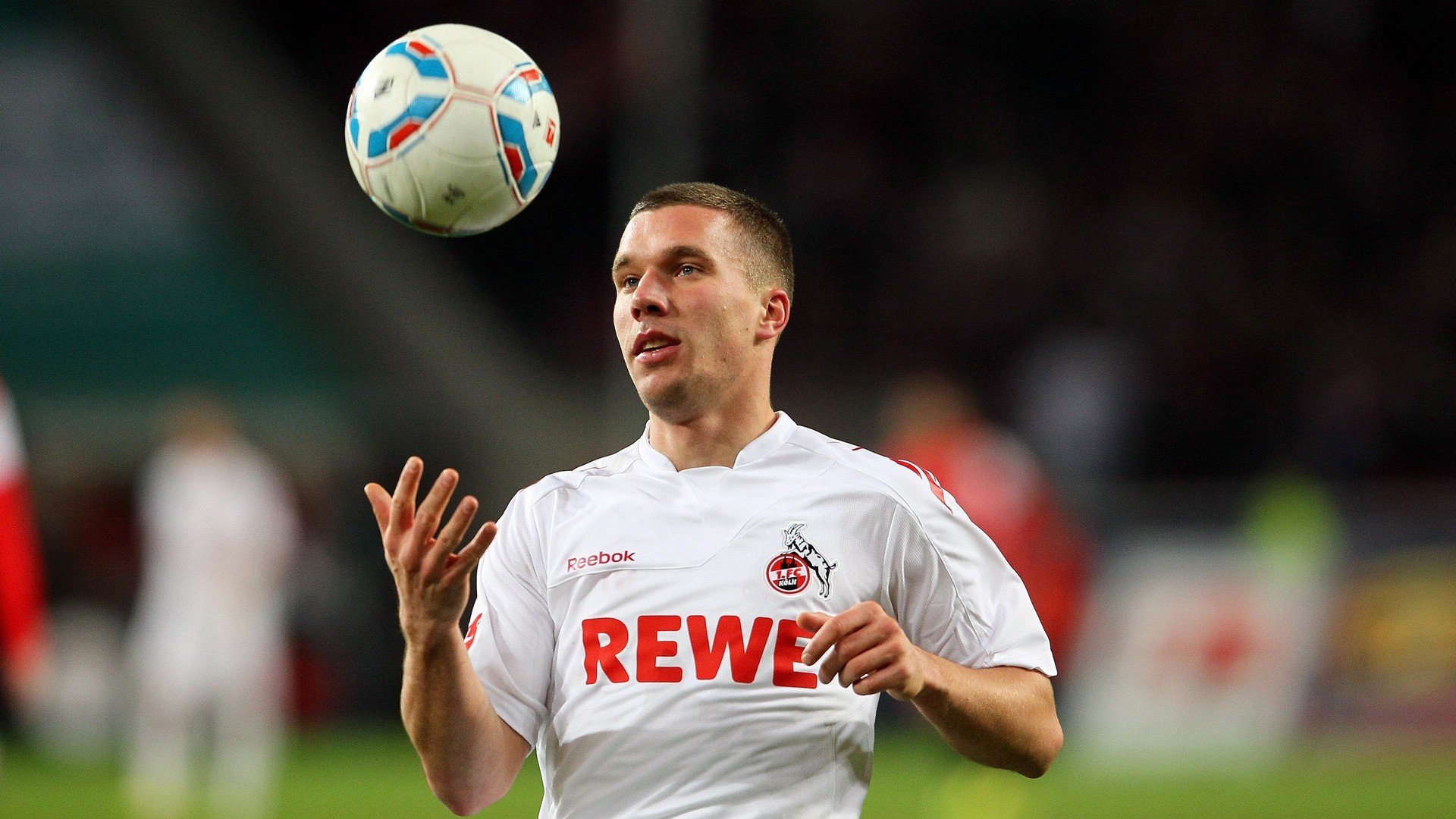 欧洲杯期间的媒体中心报道近况频繁更新，欧洲杯新闻报道